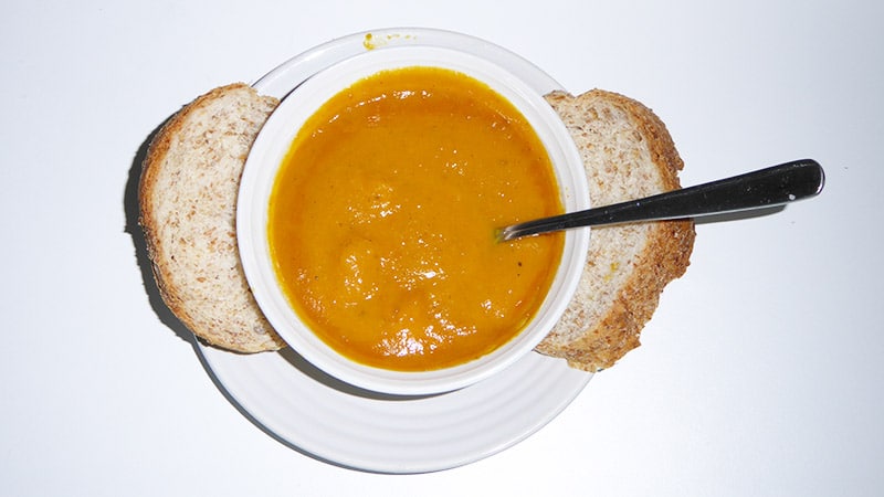 Curry pumpkin soup with bread