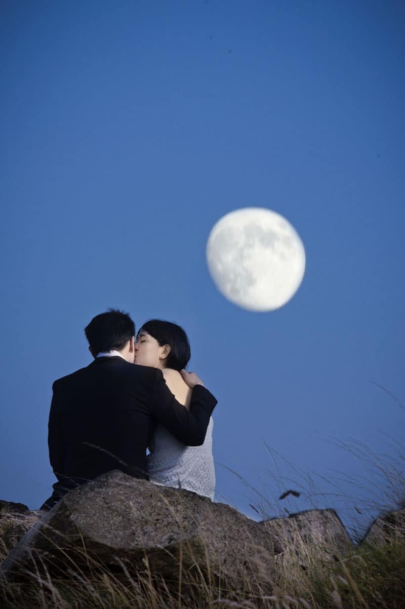 Engagement shoot: Kissing under the moon