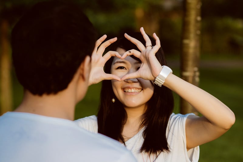 Engagement shoot: Heart-shaped fingers