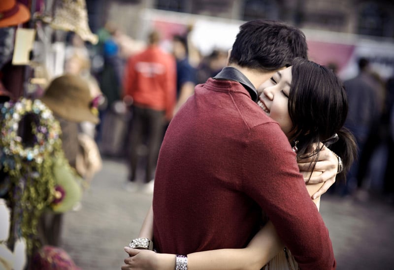 Engagement shoot: Lovers' embrace (Edinburgh City)