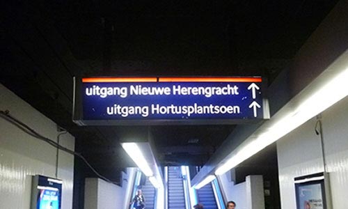 Metro instructions are in Dutch too