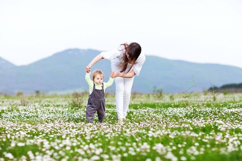 Майка учи детето си да ходи по полето